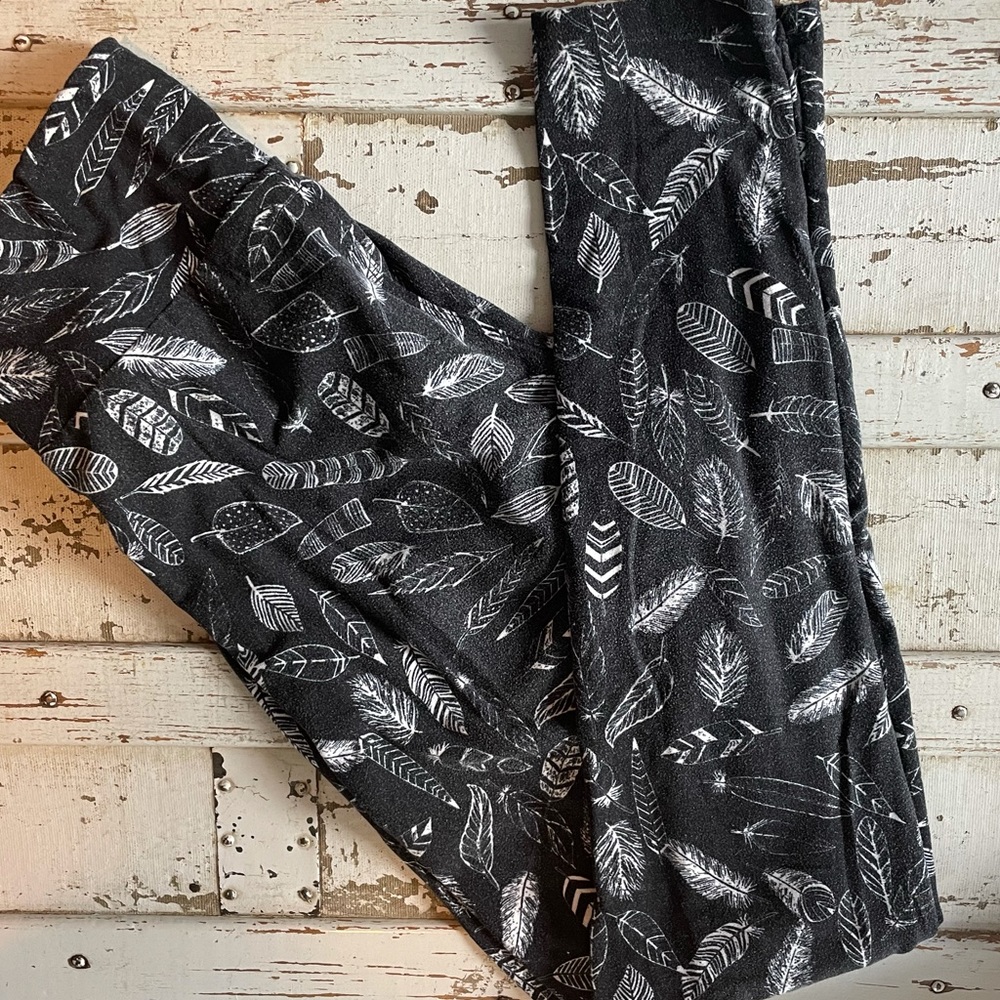 Black feathery LuLaRoe leggings